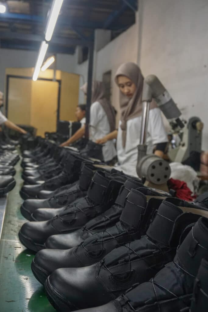Produksi Sepatu PDL